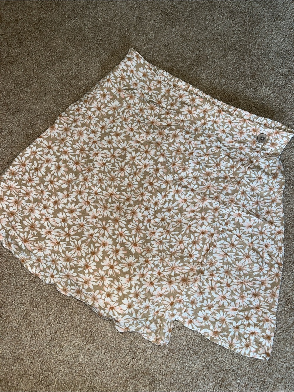 American Eagle Outfitters Cream and White Daisy Print Skort